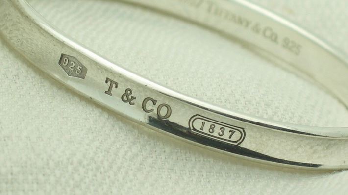 How to spot fake Tiffany & Co bracelet, to recognize counterfeit and autenficate genuine Tiffany & Co bracelet